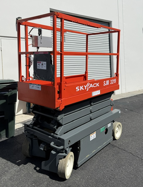 Skyjack SKYJACK SJIII 3219 — 32 ft electric indoor scissor lift for sale — platform deck