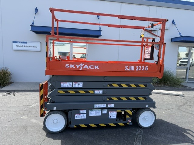 2021 Skyjack SKYJACK SJIII 3226 — 32 ft electric indoor scissor lift for sale — platform deck