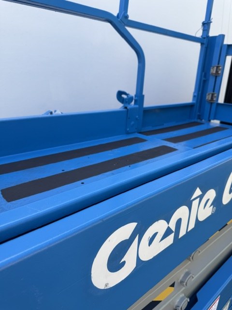 2021 Genie GENIE GS-2632 — 26 ft electric indoor scissor lift for sale — platform deck