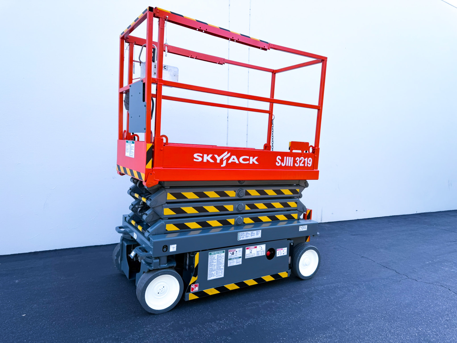 2021 Skyjack SKYJACK SJIII 3219 — 32 ft electric indoor scissor lift for sale — platform deck