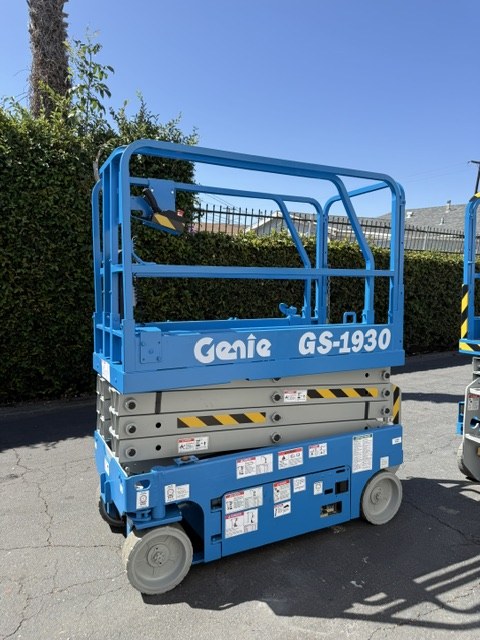 2021 Genie GENIE GS 1930 — 19 ft electric indoor scissor lift for sale — rear view