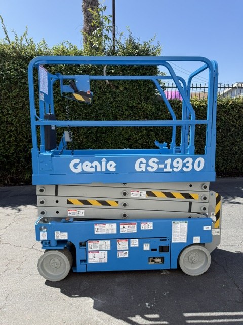 2021 Genie GENIE GS 1930 — 19 ft electric indoor scissor lift for sale — tire and chassis