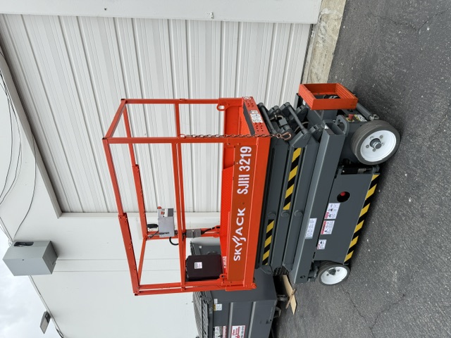 Skyjack SKYJACK SJIII 3219 — 32 ft electric indoor scissor lift for sale — platform deck