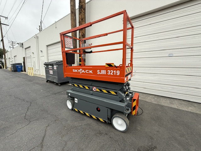 Skyjack SKYJACK SJIII 3219 — 32 ft electric indoor scissor lift for sale — platform deck