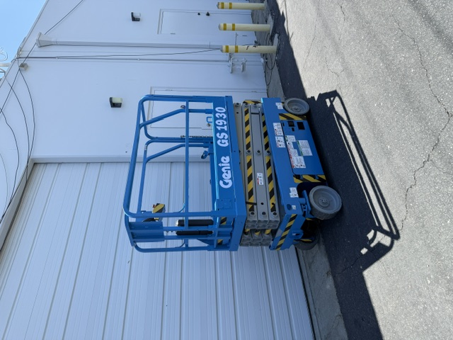 2021 Genie GENIE GS-1930 — 19 ft electric indoor scissor lift for sale — platform deck