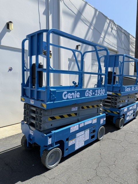 2021 Genie GENIE GS 1930 — 19 ft electric indoor scissor lift for sale — lifted position