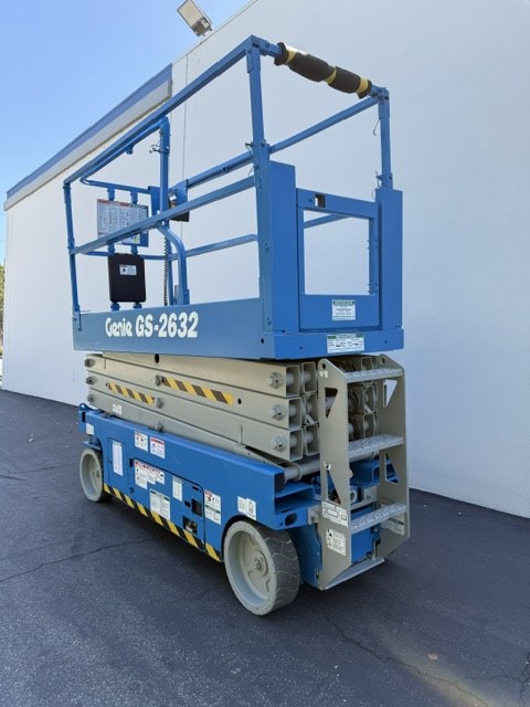 2021 Genie GENIE GS-2632 — 26 ft electric indoor scissor lift for sale — platform deck