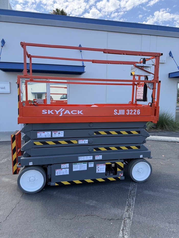 2021 Skyjack SKYJACK SJIII 3226 — 32 ft electric indoor scissor lift for sale — platform deck