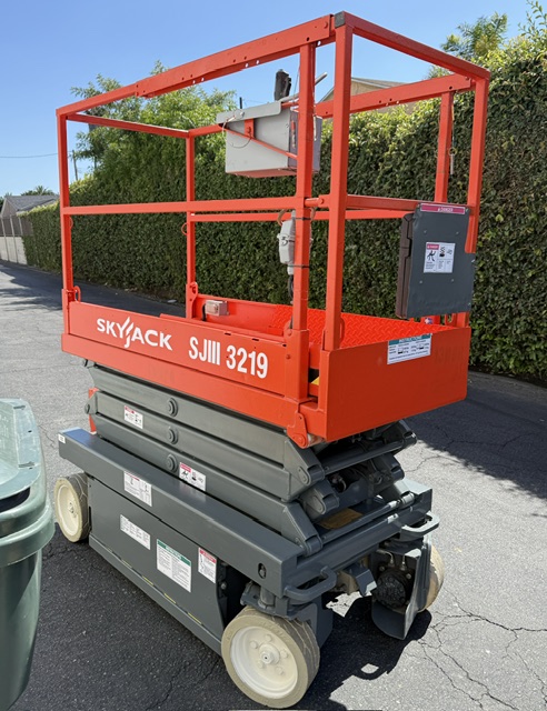 Skyjack SKYJACK SJIII 3219 — 32 ft electric indoor scissor lift for sale — side profile