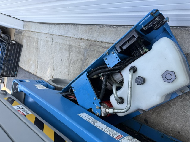 2021 Genie GENIE GS-1930 — 19 ft electric indoor scissor lift for sale — lifted position
